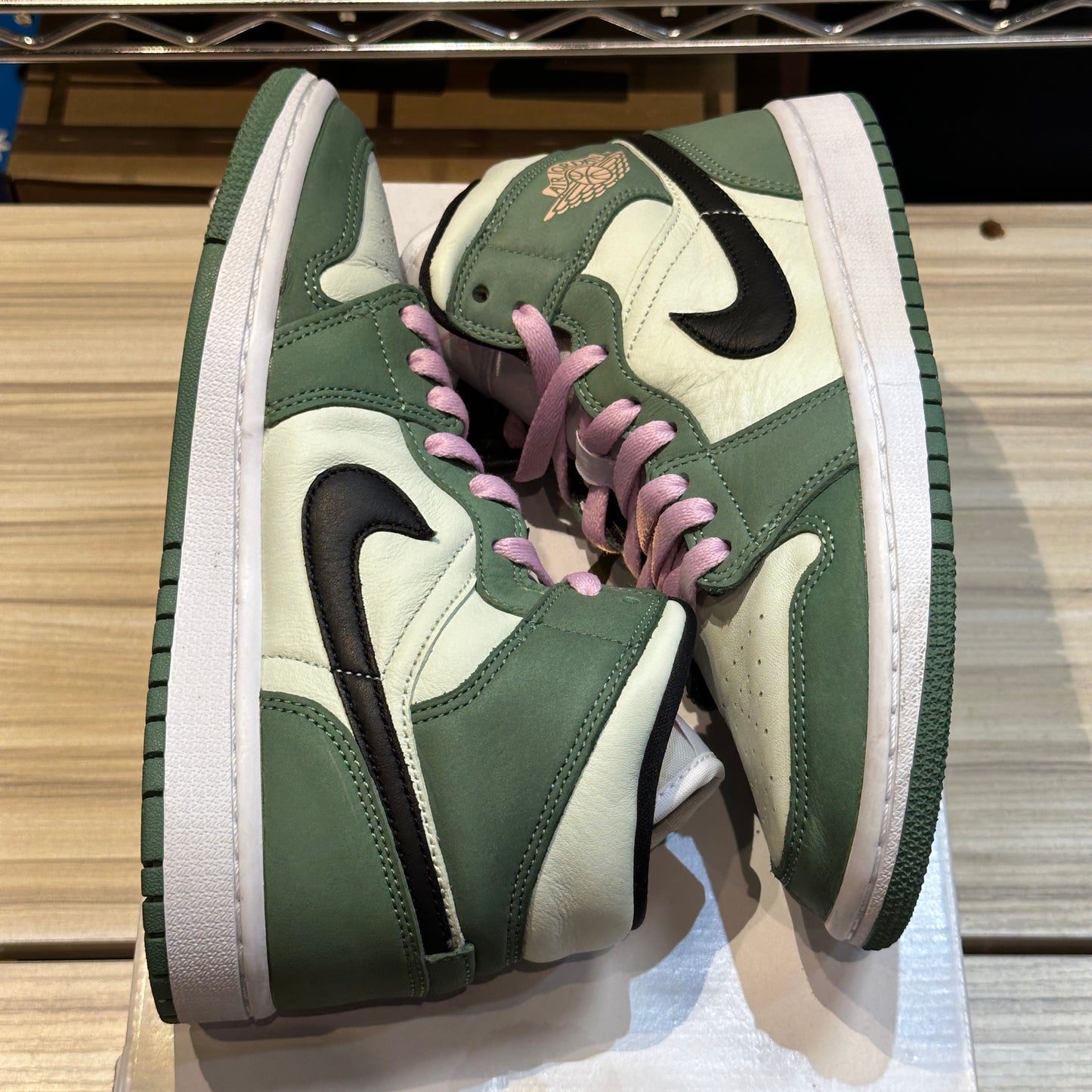 USED Jordan 1 Mid Dutch Green W