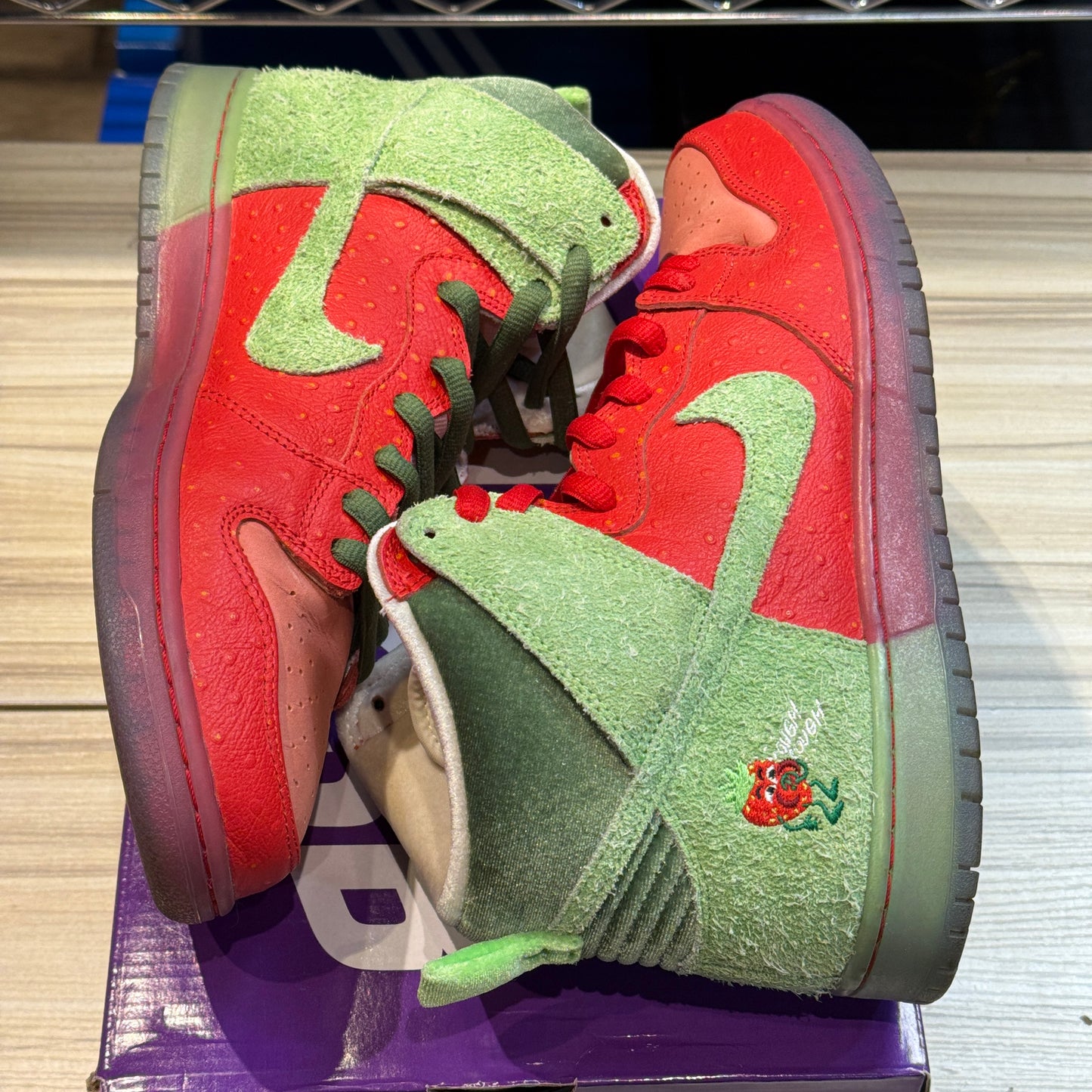 USED Nike SB Dunk High Strawberry Cough