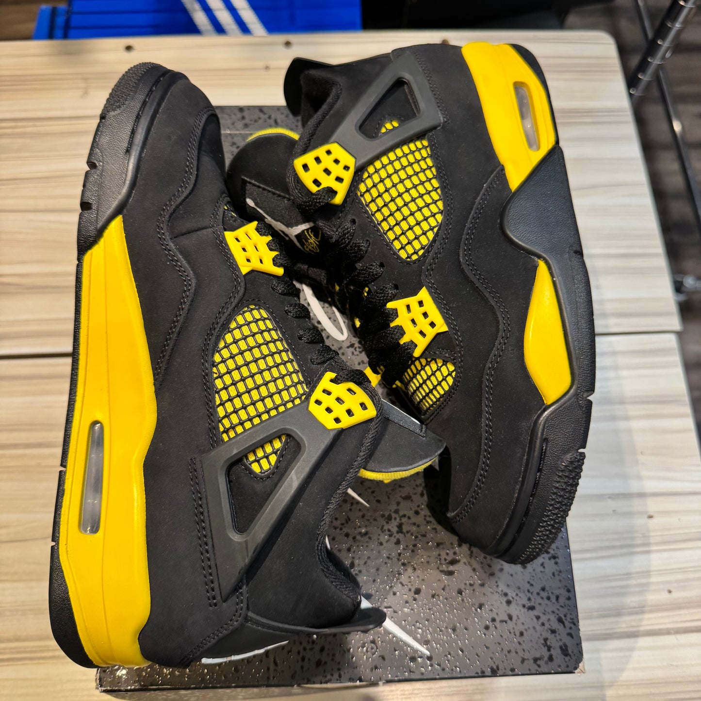 USED Jordan 4 Retro Yellow Thunder (2023)