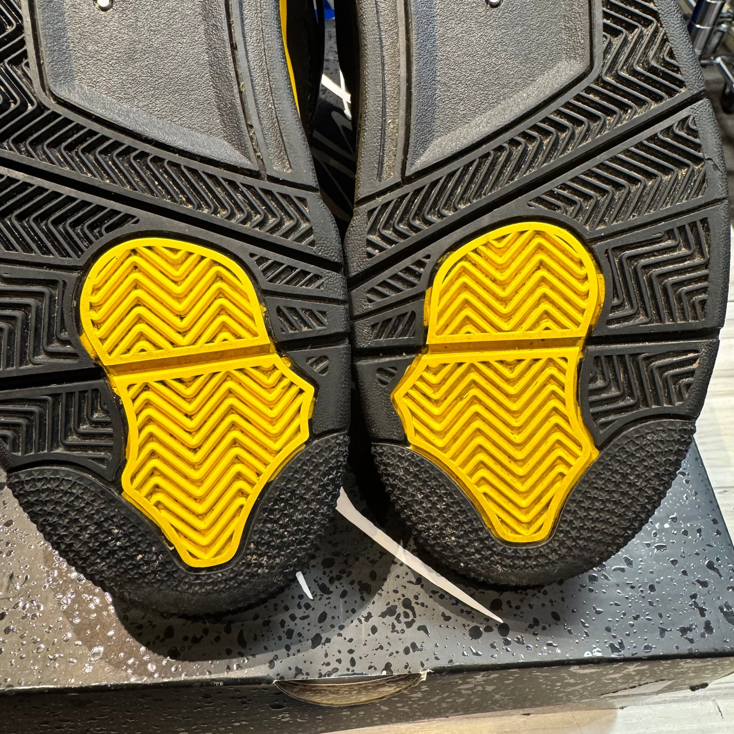 USED Jordan 4 Retro Yellow Thunder (2023)