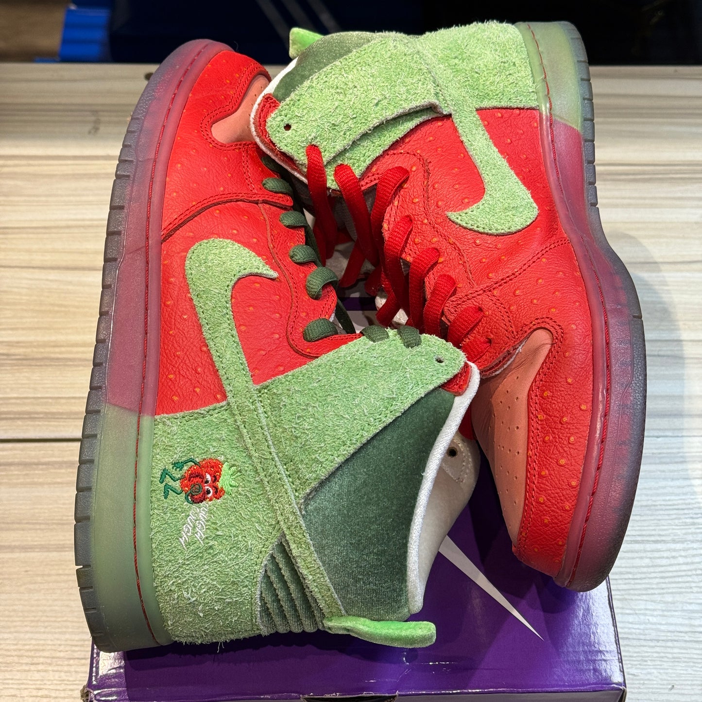 USED Nike SB Dunk High Strawberry Cough
